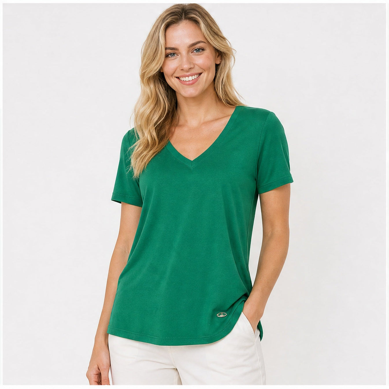 Angelle Milan Shirt - Groen Effen V-hals - gedragen op model