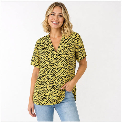 Angelle Milan Shirt - Geel Zwarte Hartjesprint - gedragen op model