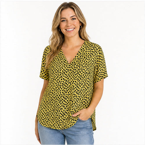 Angelle Milan Shirt - Okergeel Zwarte Hartjesprint - gedragen op model