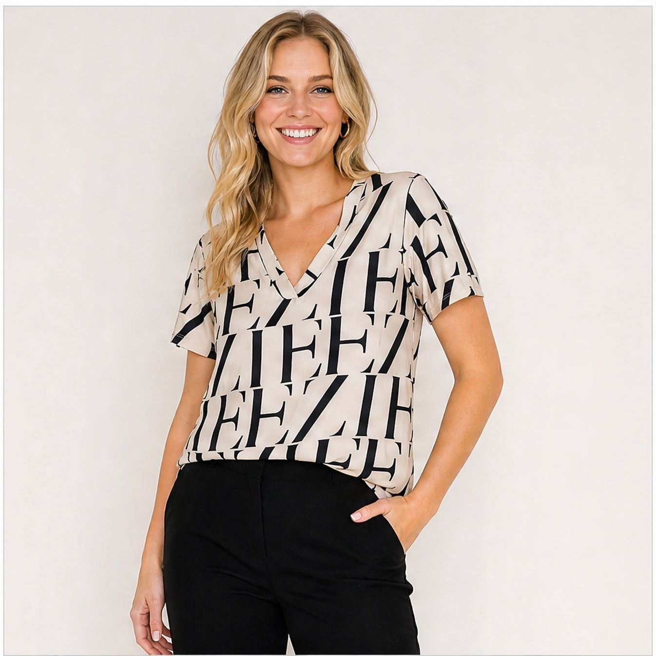 Angelle Milan Shirt - Beige Zwart Letterprint - gedragen op model
