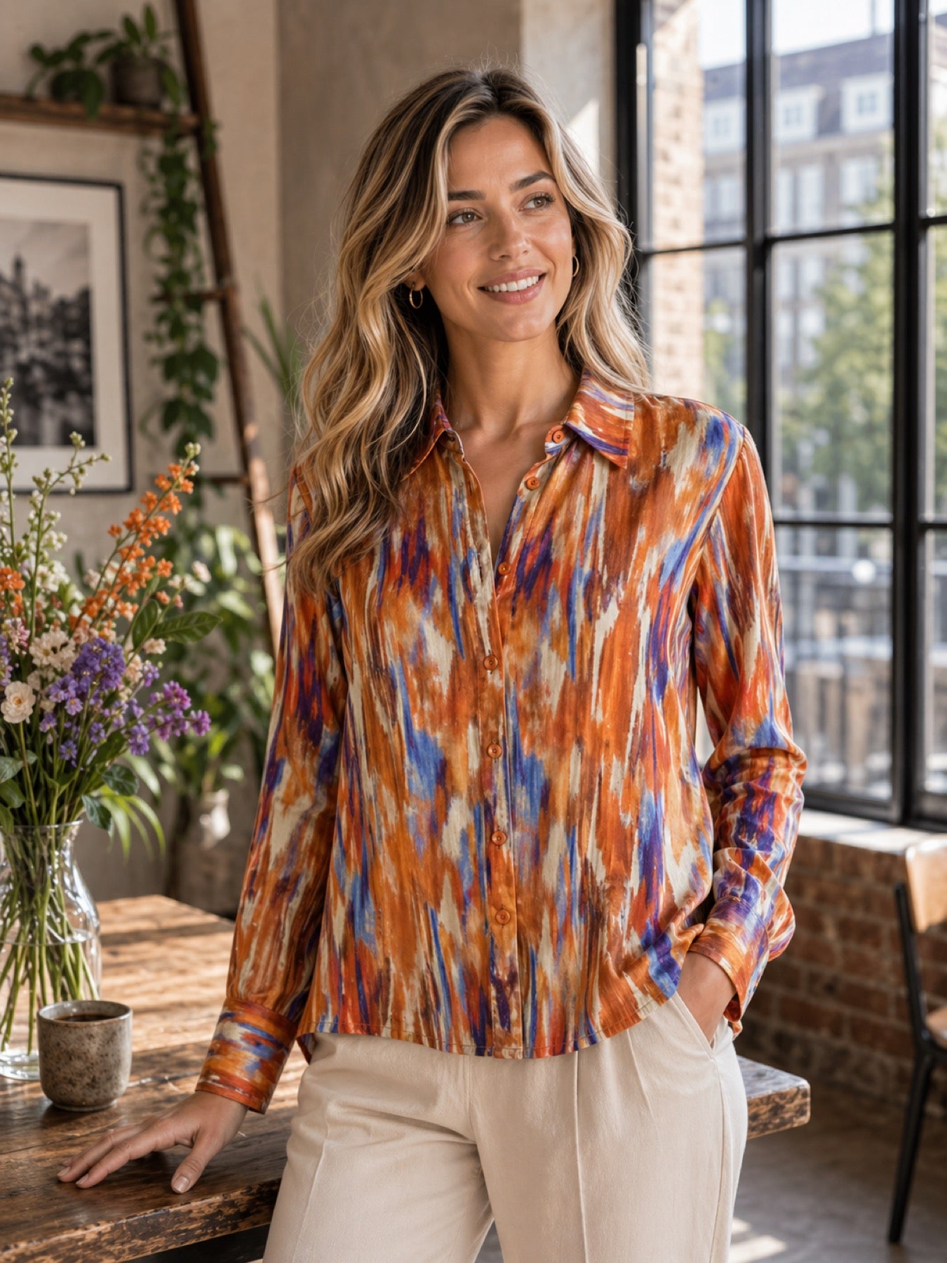 Vegas blouse abstracte print - In situatie sfeerbeeld