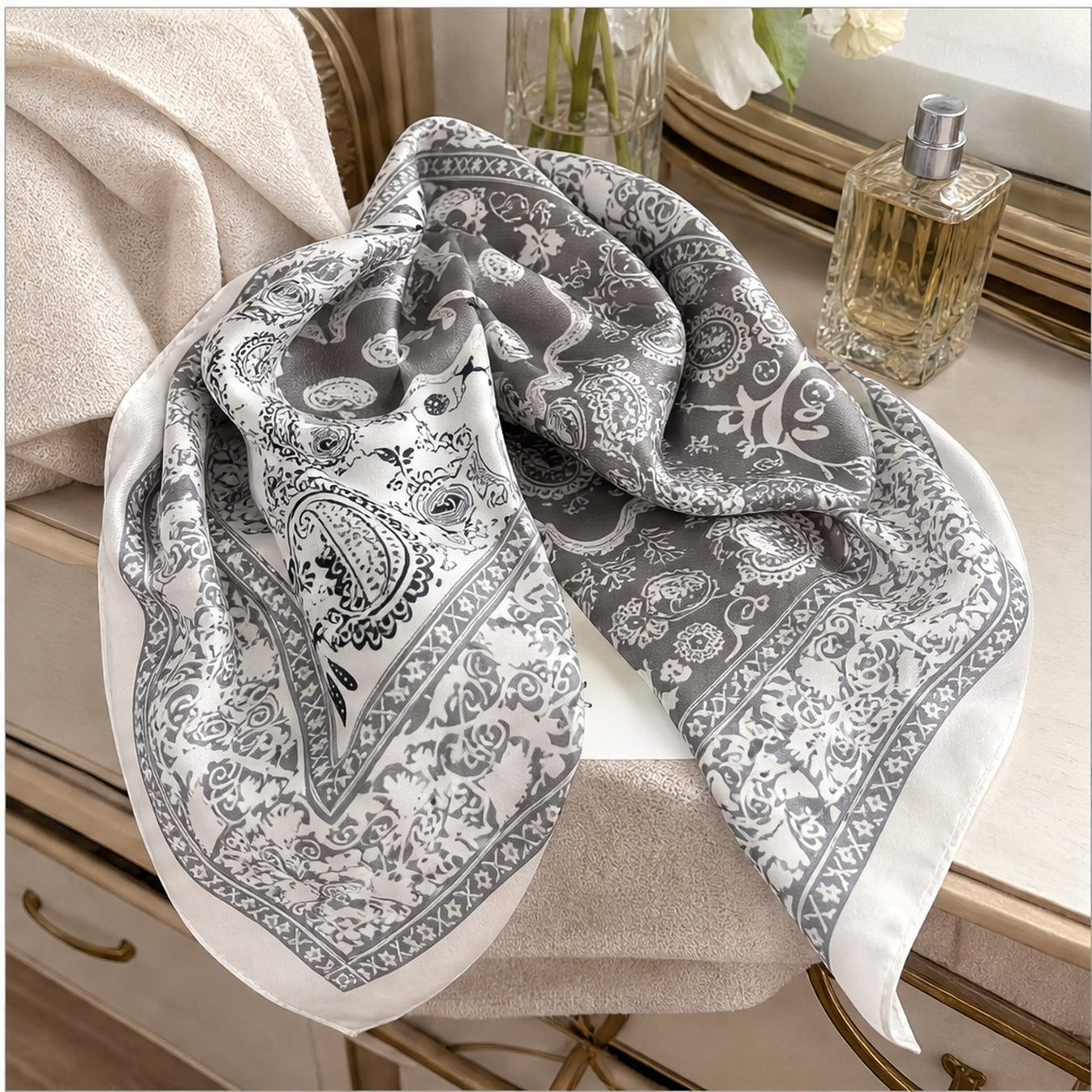 HS 70x70 Satijnen Look Sjaal Barok/Paisley - Meerdere Prints - Grijs Paisley - sfeerbeeld