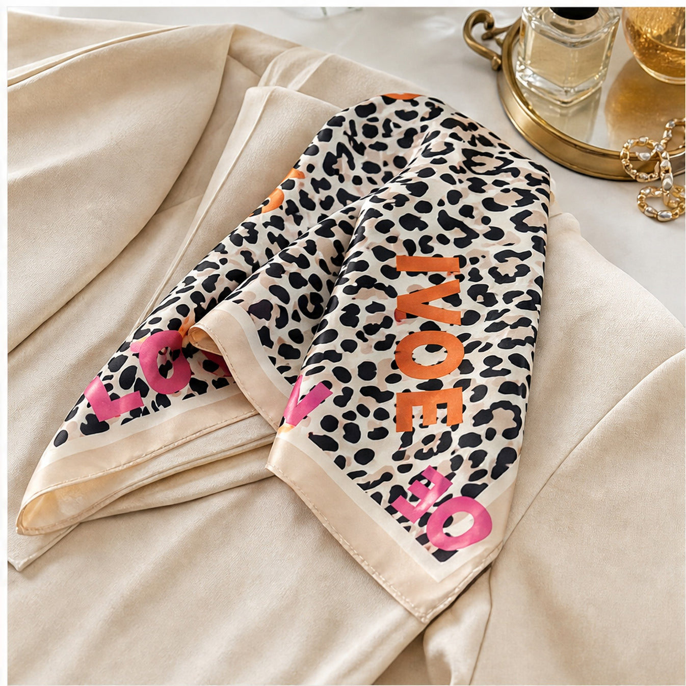 HS 70x70 Satijnen Look Sjaal Animalprint - Meerdere Prints - Leopard Love Print - sfeerbeeld