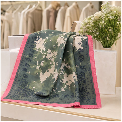 HS Zijde Look Sjaal 70x70 - Donkergroen Paisley Fuchsia Rand - sfeerbeeld