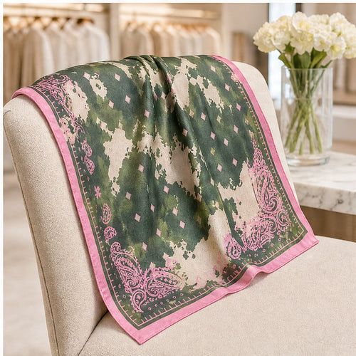 HS Zijde Look Sjaal 70x70 - Legergroen Paisley Roze Rand - sfeerbeeld