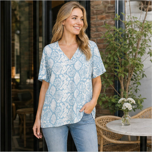 Angelle Milan Shirt - Lichtblauw Slangenprint - sfeerbeeld