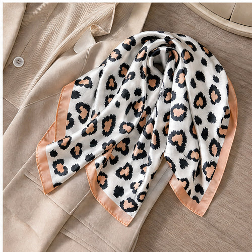 HS 70x70 Satijnen Look Sjaal Animalprint - Meerdere Prints - Perzik Leopardprint - sfeerbeeld