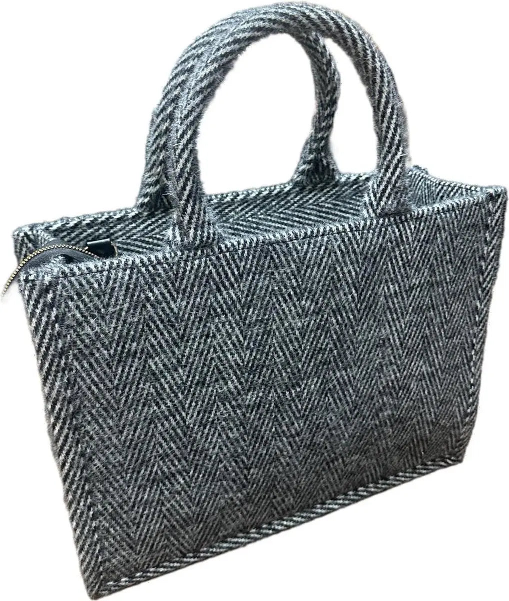 Luxe Dames Handtas met Zachte Textuur, Handige Voorvak en Twee Interne Pockets - 29 x 38 x 12 cm - Mapsy B.V