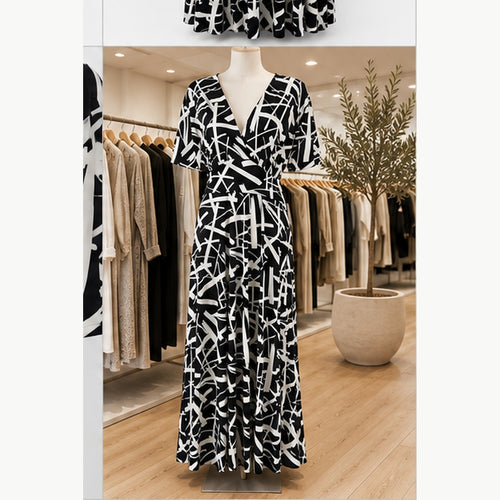 Jimi Fei Paris Maxi Jurk Dames - One Size - Zwart Wit Brush Lijnen - in setting