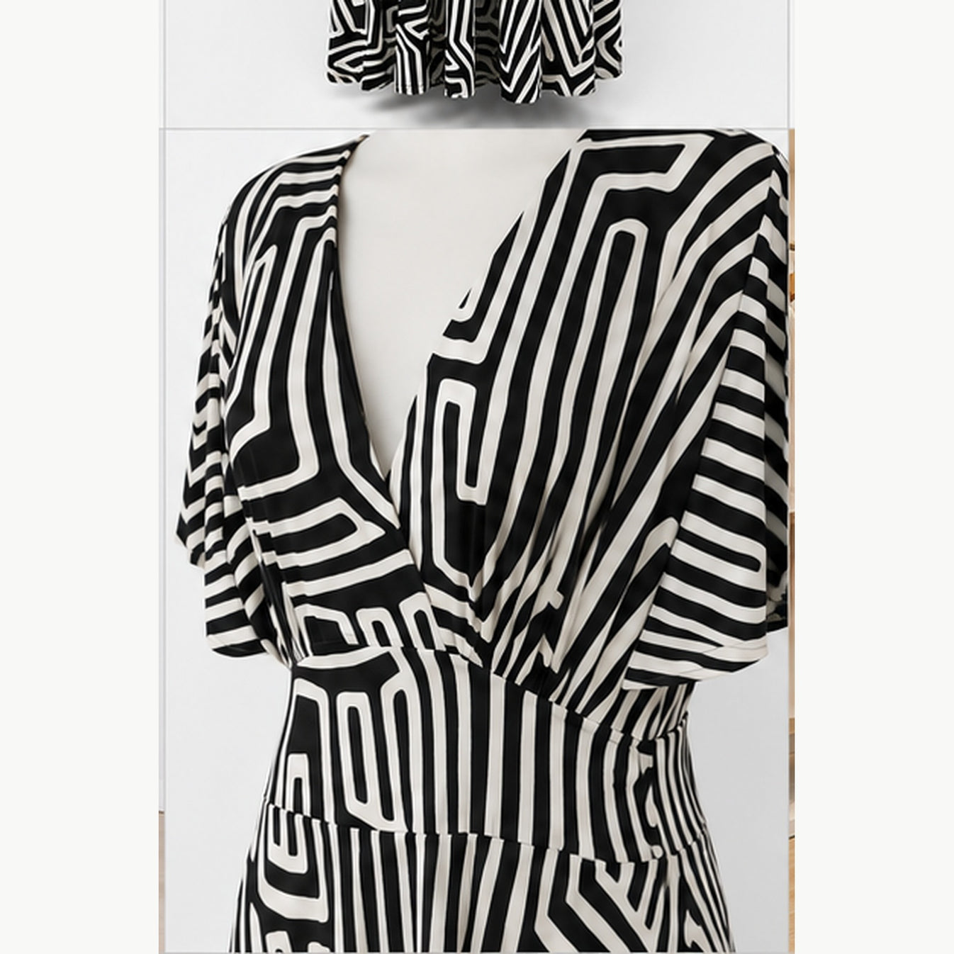 Jimi Fei Paris Maxi Jurk Dames - One Size - Zwart Wit Geometrische Lijnen - detail