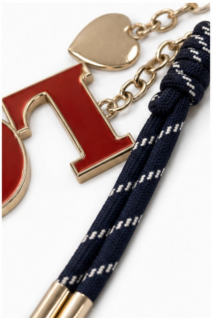 LC sleutelhanger rood donkerblauw - detail van materiaal en afwerking