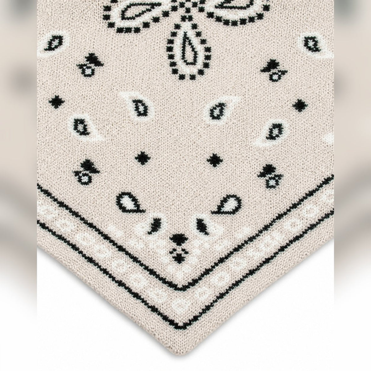Gebreide Bandanasjaal met Paisleyprint