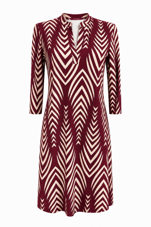 Angelle Milan Travelstof Jurk - Bordeaux Creme Chevronprint - Driekwart Mouw