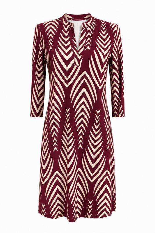 Angelle Milan Travelstof Jurk - Bordeaux Creme Chevronprint - Driekwart Mouw