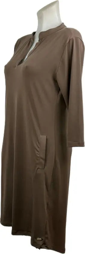 Angelle Milan – travelstof jurk voor dames – Bruine Effen Jurk – Ademend – Kreukherstellend – Duurzame jurk - Mapsy B.V