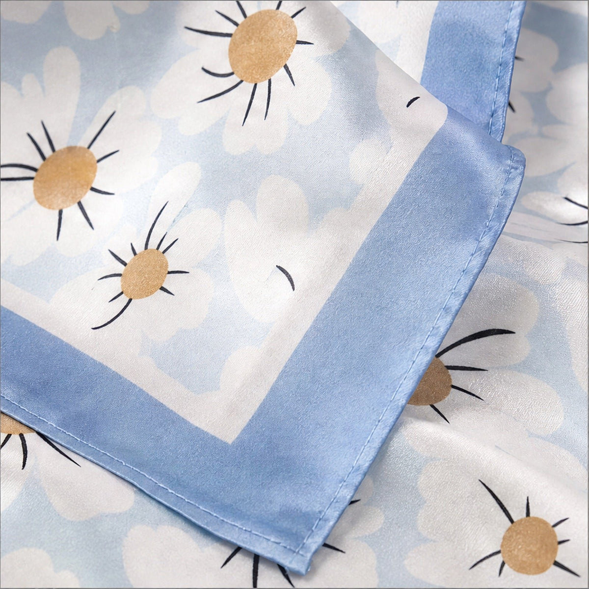 Vierkante Sjaal 70x70 Satijnlook – Madeliefjes