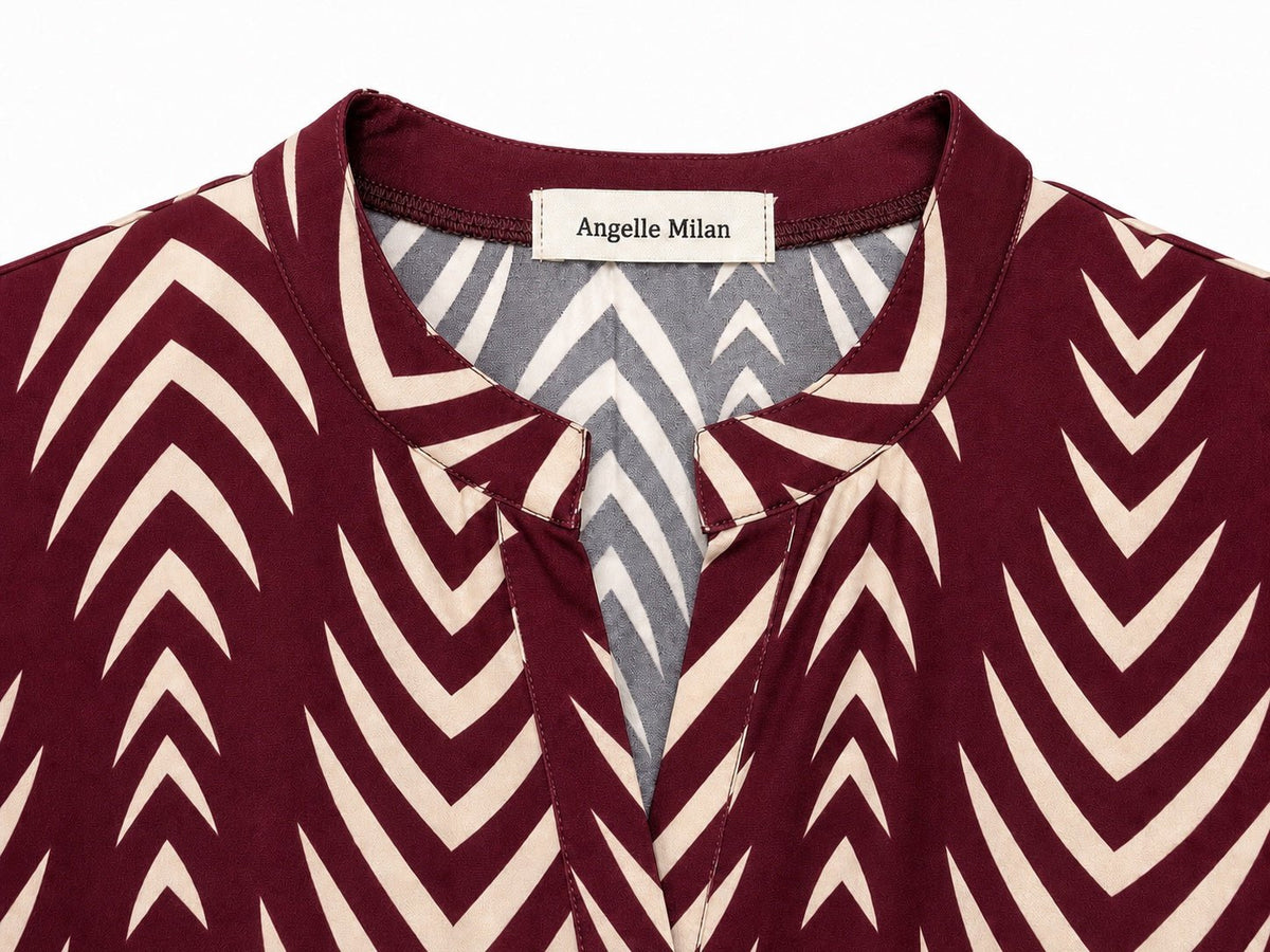 Angelle Milan Travelstof Jurk - Bordeaux Creme Chevronprint - Driekwart Mouw