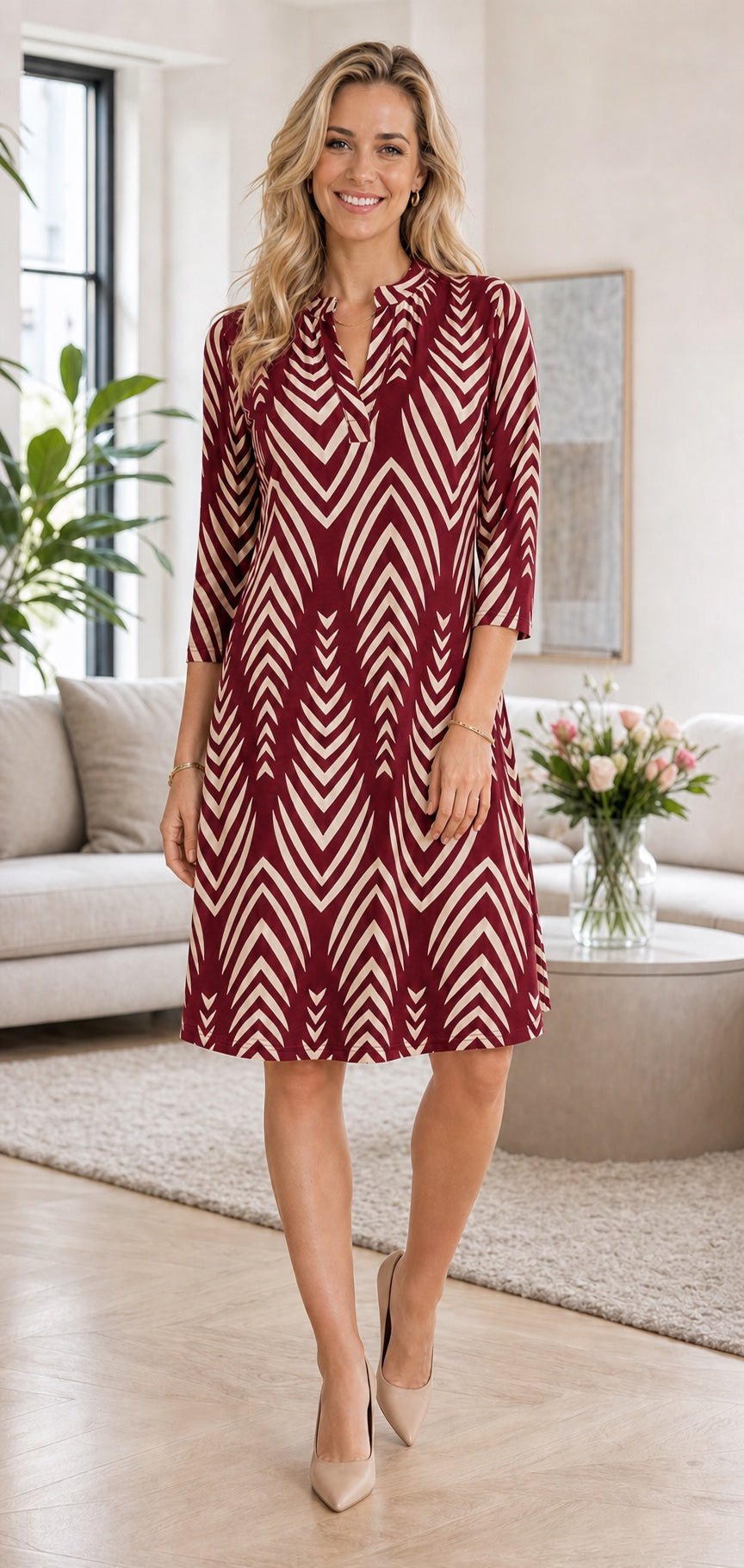 Angelle Milan Travelstof Jurk - Bordeaux Creme Chevronprint - Driekwart Mouw