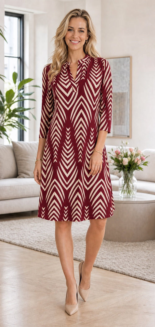 Angelle Milan Travelstof Jurk - Bordeaux Creme Chevronprint - Driekwart Mouw