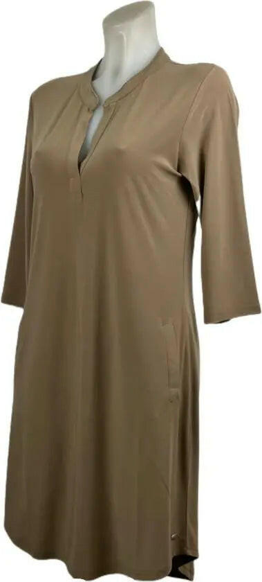 Angelle Milan – travelstof jurk – Donker Beige Effen Jurk – Ademend – Kreukherstellend – Duurzame jurk - Mapsy B.V