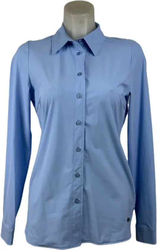 Angelle Milan – travelstof blouse – Lichtblauwe Casual Blouse – Ademend – Casual – Duurzame Blouse - Mapsy B.V
