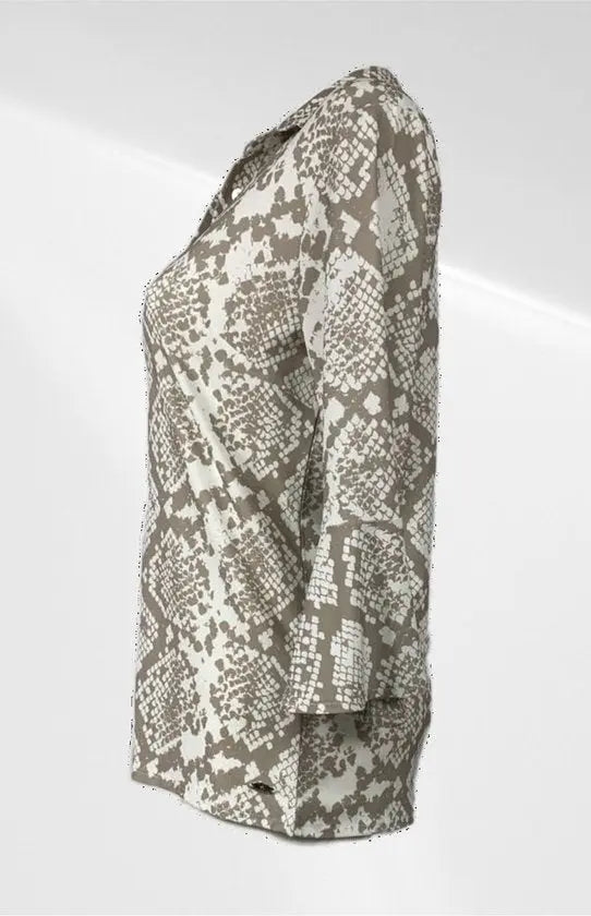 Angelle Milan - Casual travelstof blouse - Bruine print - Travelstof - In 5 maten verkrijgbaar - Mapsy B.V