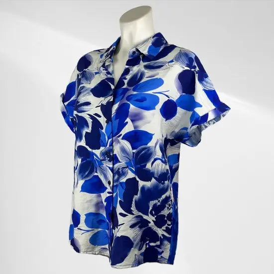 Suzzy & Emilly - Blauwe Bloemen Blousje met Korte Mouwen - Luchtig & Comfortabel - in 3 maten beschikbaar - Mapsy B.V