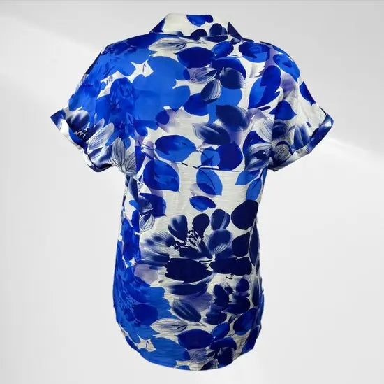 Suzzy & Emilly - Blauwe Bloemen Blousje met Korte Mouwen - Luchtig & Comfortabel - in 3 maten beschikbaar - Mapsy B.V
