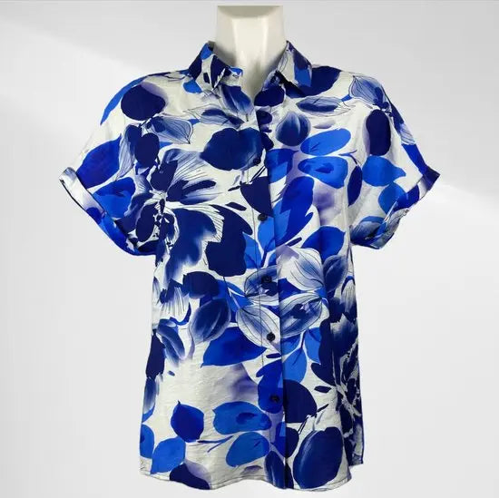 Suzzy & Emilly - Blauwe Bloemen Blousje met Korte Mouwen - Luchtig & Comfortabel - in 3 maten beschikbaar - Mapsy B.V