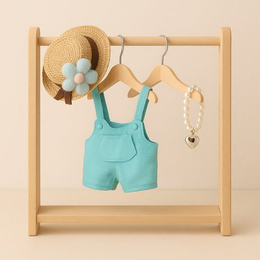 Labubu Outfit -  Complete outfit: strovisor met bloem, turquoise tuinbroekje en parelketting