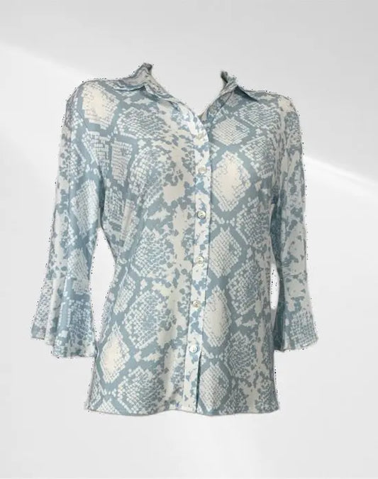 Angelle Milan - Casual travelstof blouse - Blauwe print - Travelstof - In 5 maten verkrijgbaar - Mapsy B.V