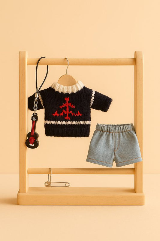 Labubu Outfit - gebreide trui met rood motief, jeans short en gitaar tasje