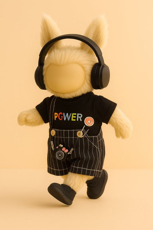 Labubu Outfit - zwarte POWER t-shirt, gestreepte tuinbroek, koptelefoon, camera-tasje en stickers