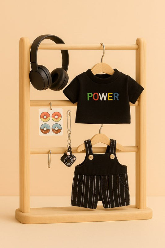 Labubu Outfit - zwarte POWER t-shirt, gestreepte tuinbroek, koptelefoon, camera-tasje en stickers