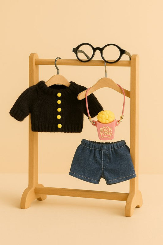 Labubu Outfit - Compleet outfitje: gebreid zwart topje, denim short, bril en popcorn tas