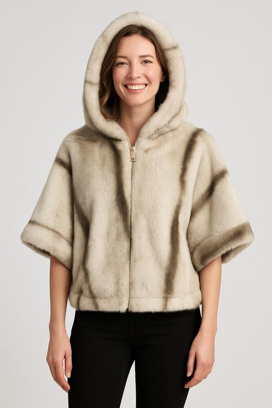 Faux Fur Cape met Capuchon