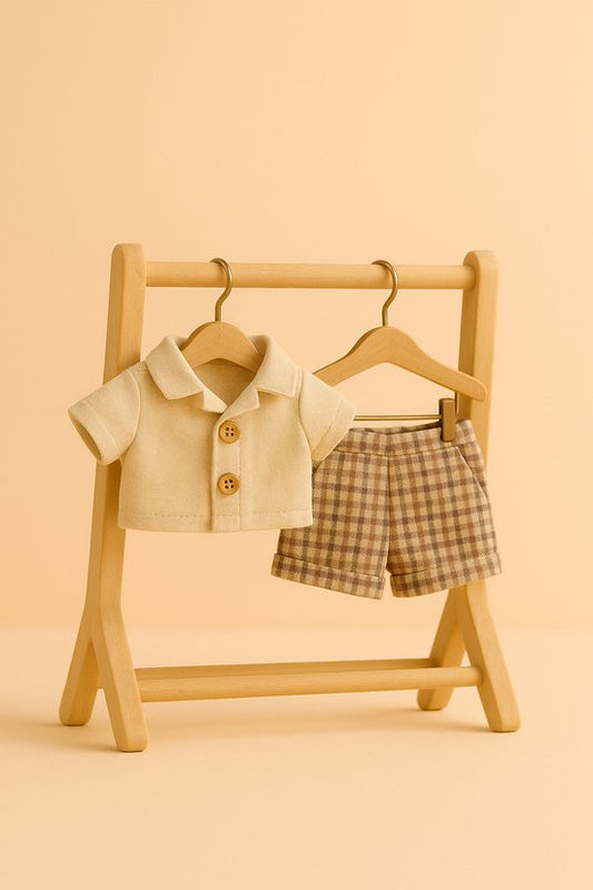 Labubu Outfit -  Beige met knopen en geruite rok