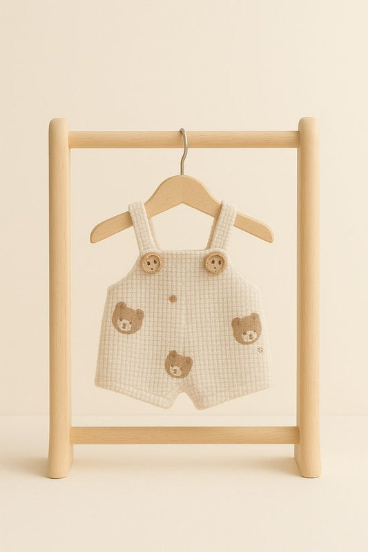 Labubu Outfit -  Beige tuinbroekje met teddybeerprint en knoopdetail