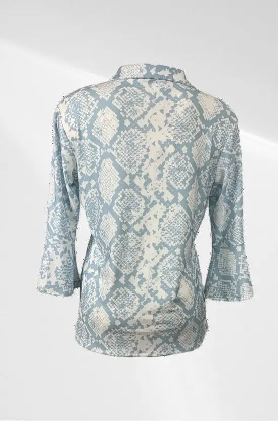 Angelle Milan - Casual travelstof blouse - Blauwe print - Travelstof - In 5 maten verkrijgbaar - Mapsy B.V