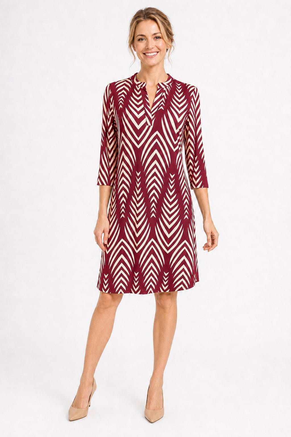 Angelle Milan Travelstof Jurk - Bordeaux Creme Chevronprint - Driekwart Mouw