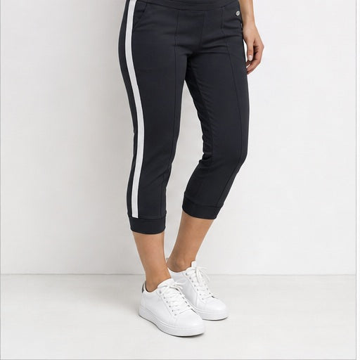 Angelle Milan Capri Broek Travelstof - Zwart met Witte Zijstreep - gedragen op model