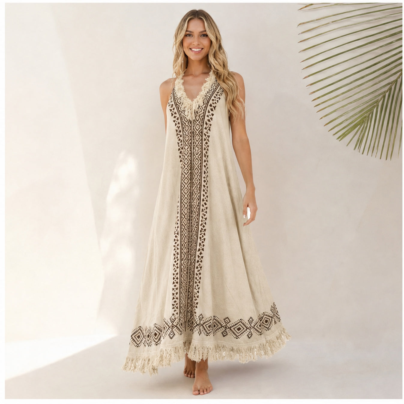 HS Katoenen Zomerjurk Ibiza Halter - Boho Prints - Katoenen Zomerjurk Bruin Boho Fringe - gedragen op model