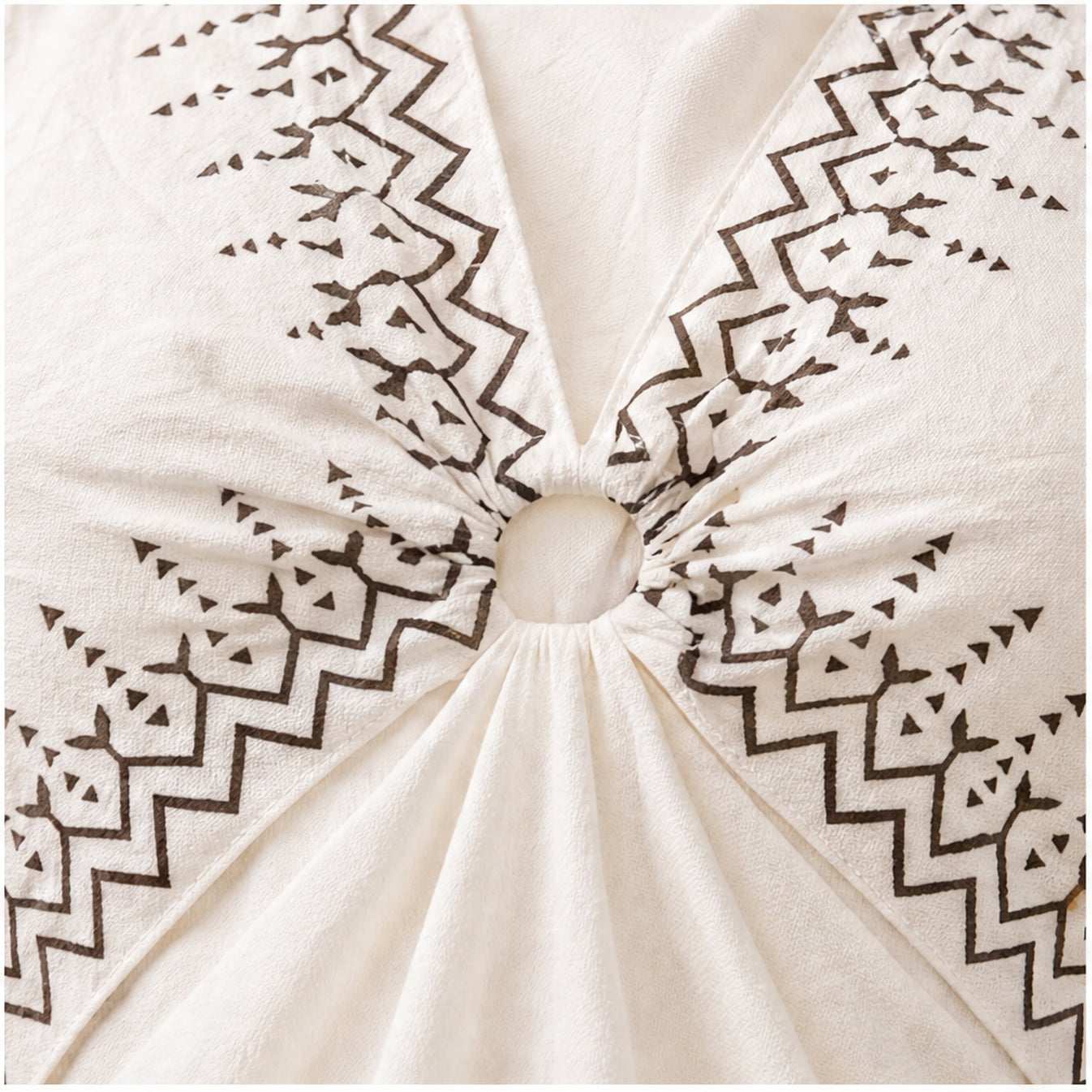 HS Katoenen Zomerjurk Ibiza Halter - Border Prints - Katoenen Zomerjurk Wit Sun Border - detail van materiaal en afwerking