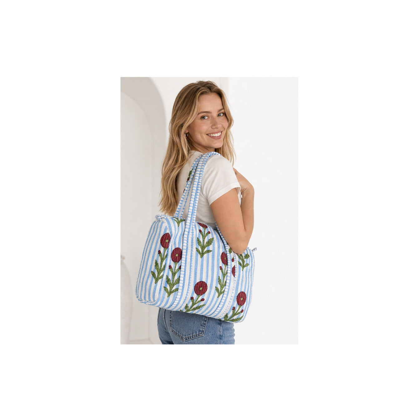 HS Dufflebag - Meerdere Prints - Blauw wit gestreept met rode bloemen - gedragen beeld