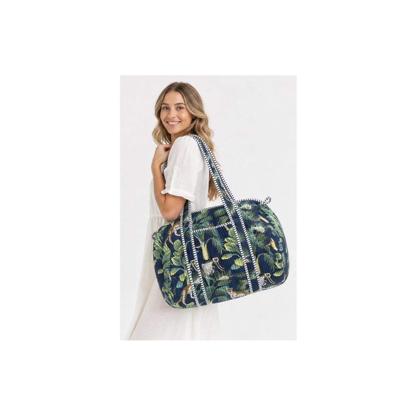 HS Dufflebag - Meerdere Prints - Donker groen bloemenprint - gedragen beeld