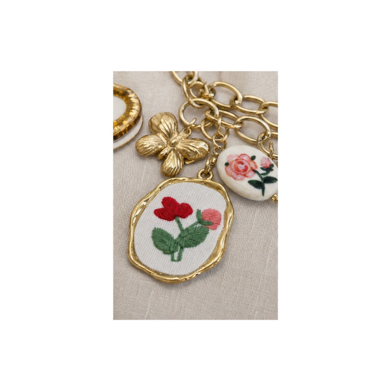 HS Ketting met Bedels - Meerdere Uitvoeringen - Goudkleurig kleurrijke bedels - detail