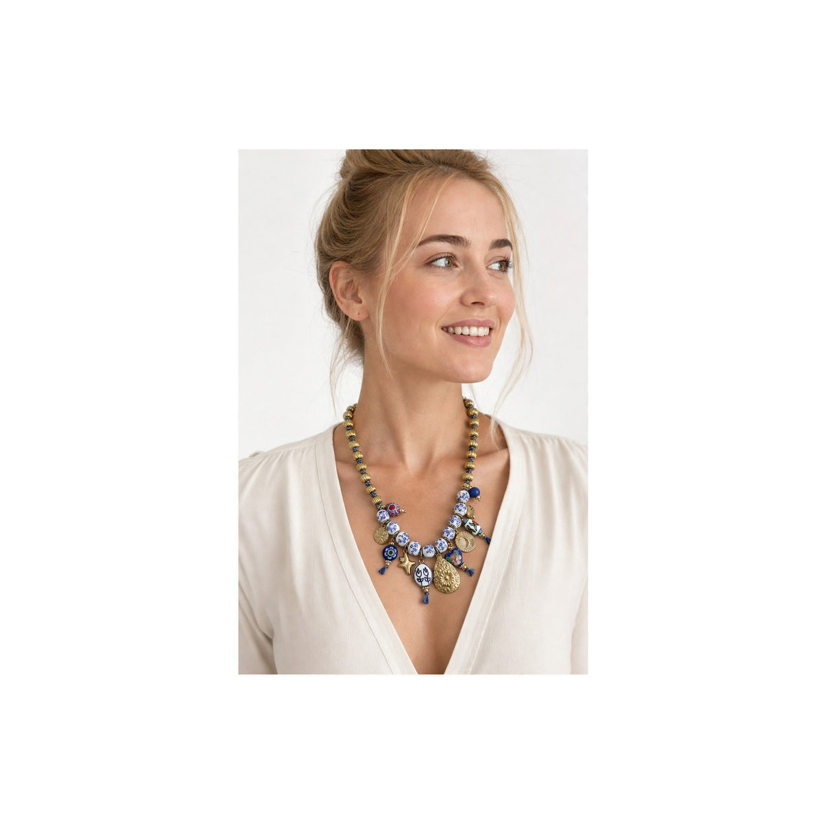 HS Ketting met Bedels en Kralen - Meerdere Uitvoeringen - Blauw goud bedels - gedragen beeld