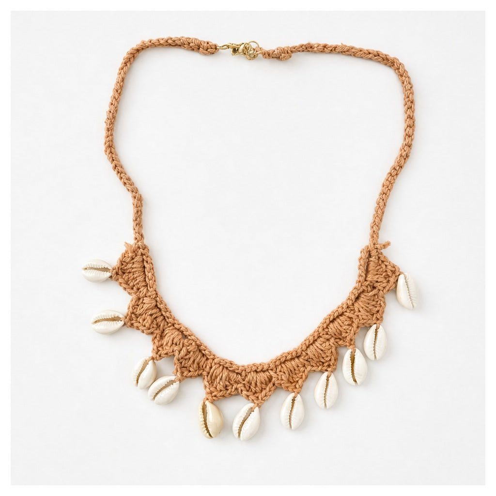 HS Ketting Schelpenkoord - Schelpenketting aan naturel koord met goudkleurige schelpdetails - vooraanzicht
