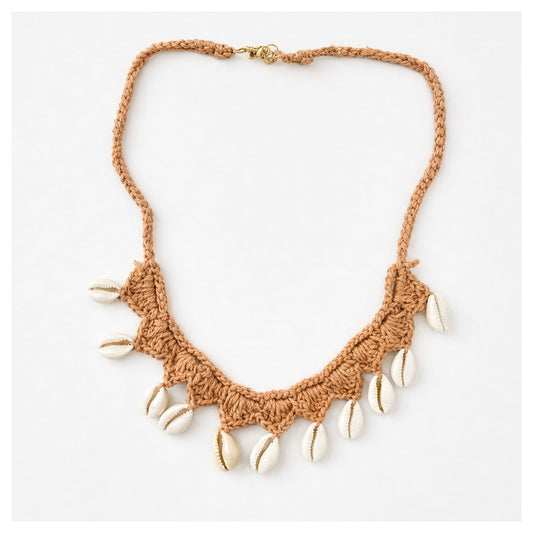 HS Ketting Schelpenkoord - Schelpenketting aan naturel koord met goudkleurige schelpdetails - vooraanzicht