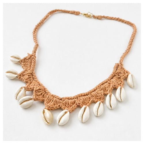 HS Ketting Schelpenkoord - Schelpenketting aan naturel koord met goudkleurige schelpdetails - zijaanzicht